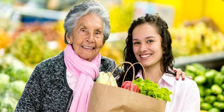 Seniorin beim Einkauf von Gemüse und Obst