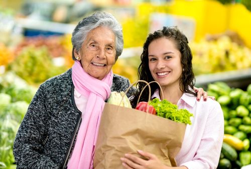 Seniorin beim Einkauf von Gemüse und Obst