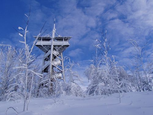 Eugen-Keidel-Turm in einer verschneiten Winterlandschaft