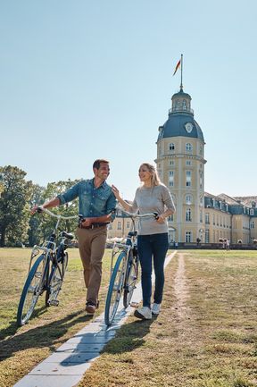 Zwei Radfahrer vor dem Karlsruher Schloss 