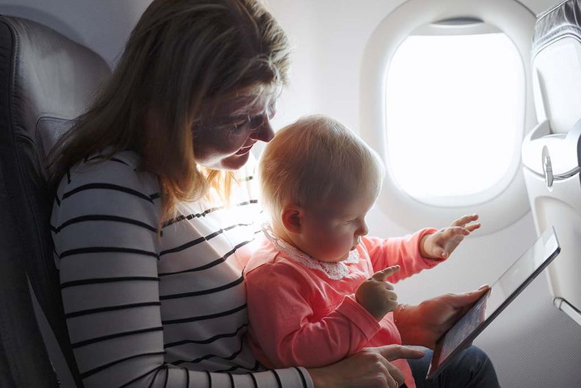 Mit der richtigen Sitzplatzwahl können Eltern auch mit Kleinkindern entspannt reisen.