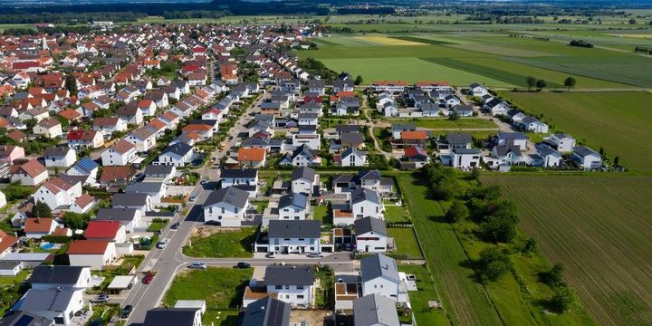 Luftaufnahme eines deutschen Wohnviertels auf dem Landq