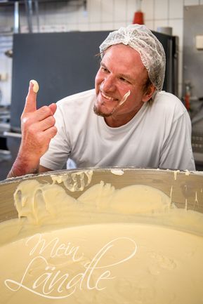 Stefan Linder von Stefans Käsekuchen bei der Käsekuchen-Herstellung