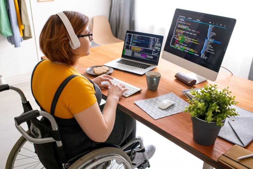 IT-Fachfrau im Rollstuhl im Homeoffice