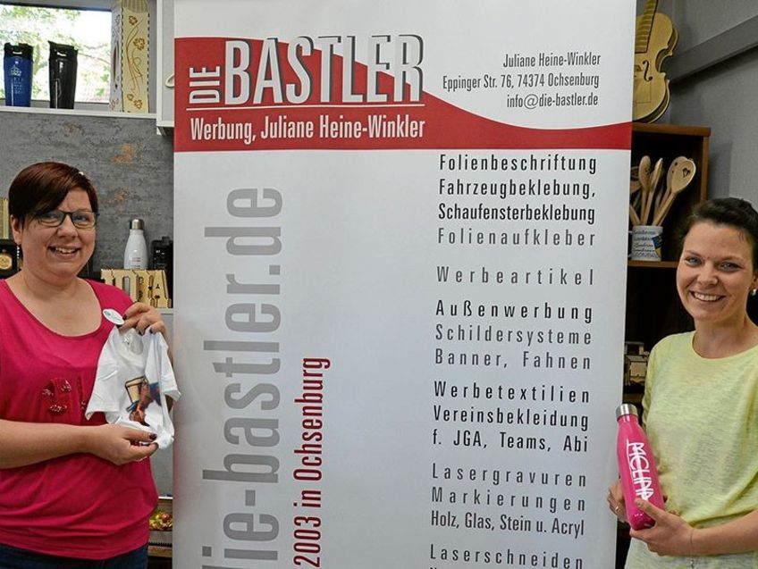 Die Bastler Juliane Heine-Winkler (links) und Verena Rieger 