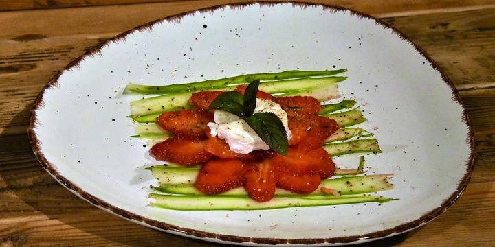 Das lässt sich leicht genießen: Spargel-Carpaccio mit Erdbeeren und gratiniertem Ziegenkäse.
