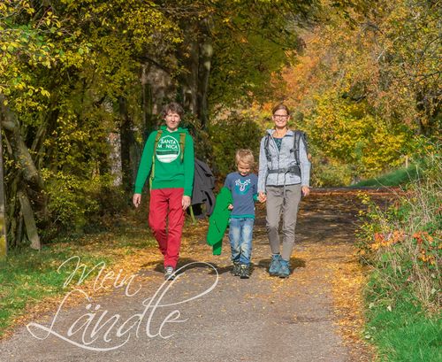 Familie wandert in herbstlichem Wald in Plochingen