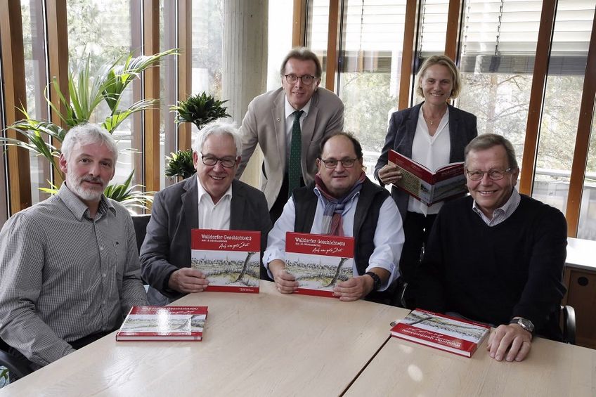 Bürgermeisterin Staab und Beigeordneter Steinmann mit den Autoren