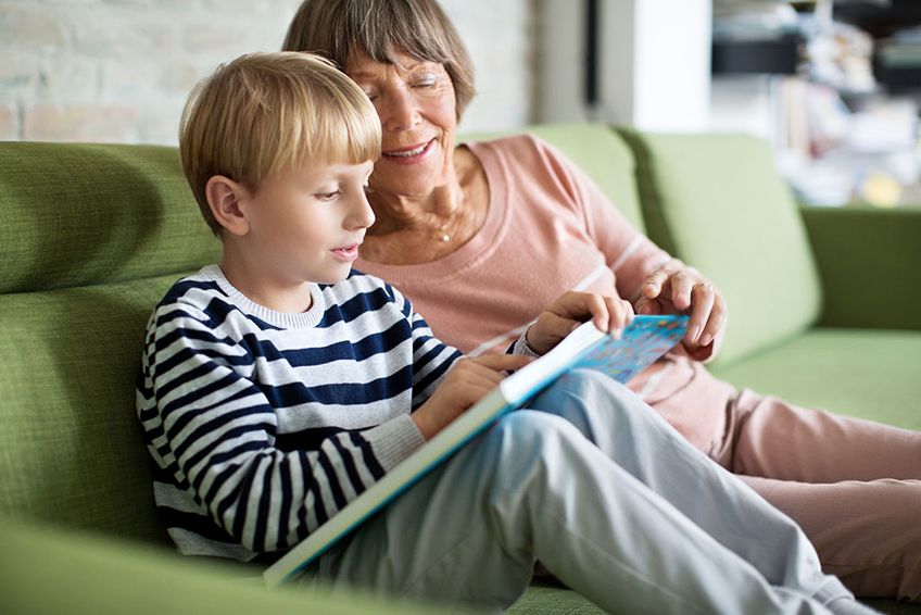 Enkel mit Oma beim Lesen eines Buches