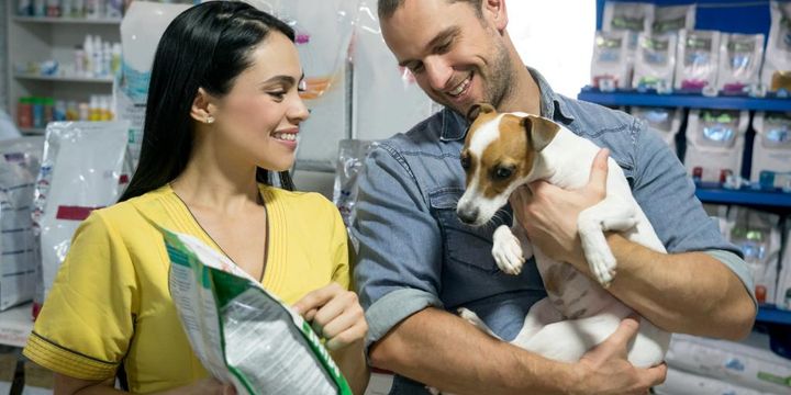 Beratung zu Hundefutter im Tierfachgeschäft