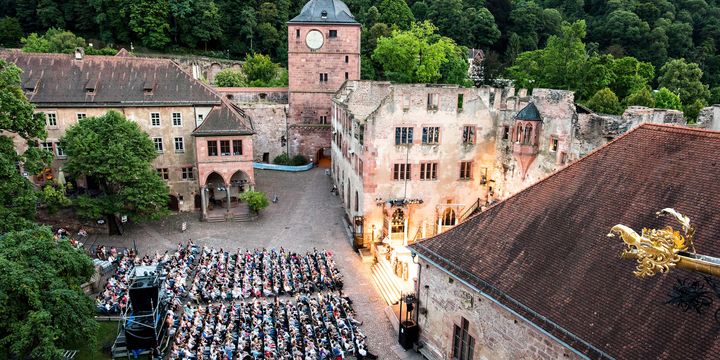Der bestuhlte Hof des Heidelberger Schlosses mit dem Publikum bei einer Veranstaltung der Schlossfestspiele