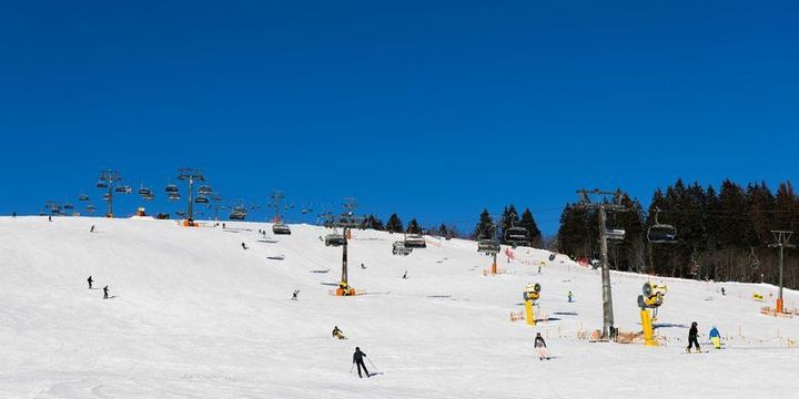 Durchwachsene Zwischenbilanz der Ski-Saison 2024. Im Bild: Wintersportler fahren unter den Kabinen der Feldbergbahn entlang.