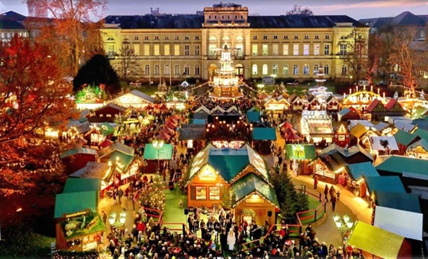 Stimmungsvoll beleuchteter Christkindlesmarkt in Karlsruhe