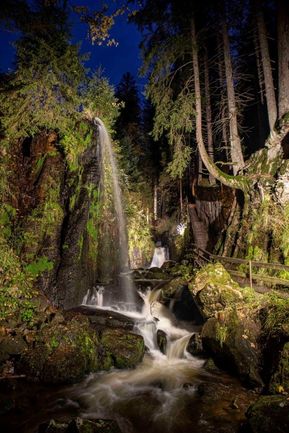 Menzenschwander Wasserfall mit Licht in Szene gesetzt