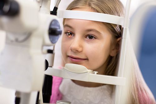 Augenarzt untersucht Schulkind