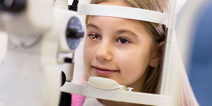 Augenarzt untersucht Schulkind