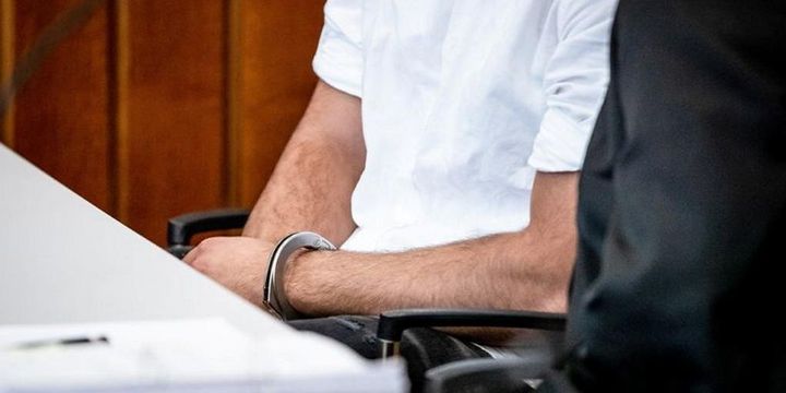 Der Prozess gegen den damals 20-jährigen Raser (hier im Bild in Handschellen im Gerichtssaal) vor dem Heilbronner Landgericht verzögert sich weiter. 