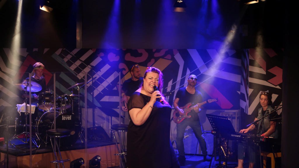 Theatergruppe Bellersen Spielt „Mit Vollgas In Die 80Er“ – Bang Bus